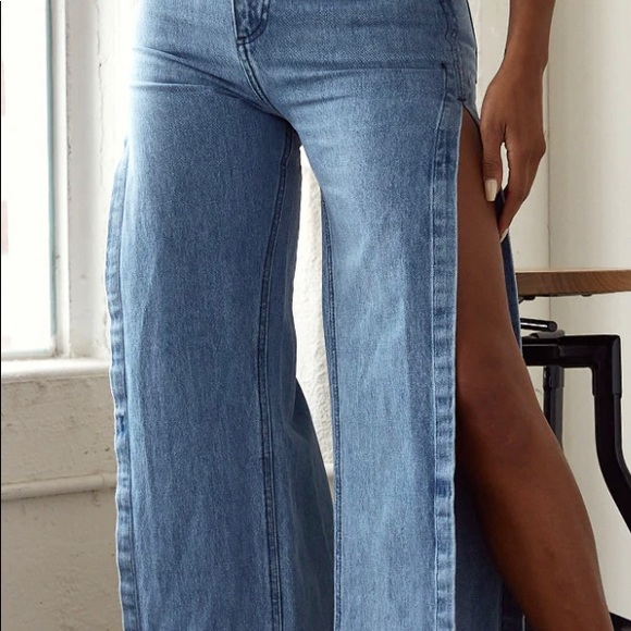 PrettyLittleThing Extreme Split Detail Jeans - Picture 4 of 6